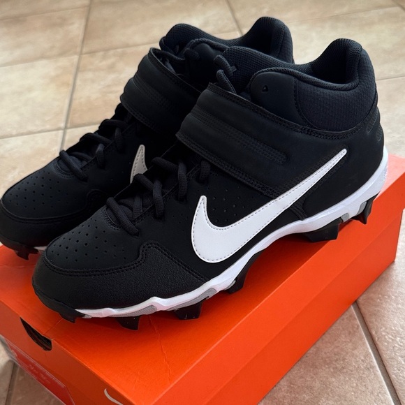 Nike Black and White Athletic Shoes NWOT - Picture 3 of 6